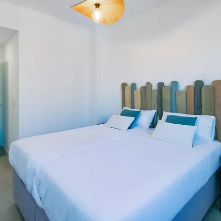 2 Bedroom Awesome In توريمولينوس